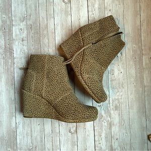 Toms cheetah wedges 8.5